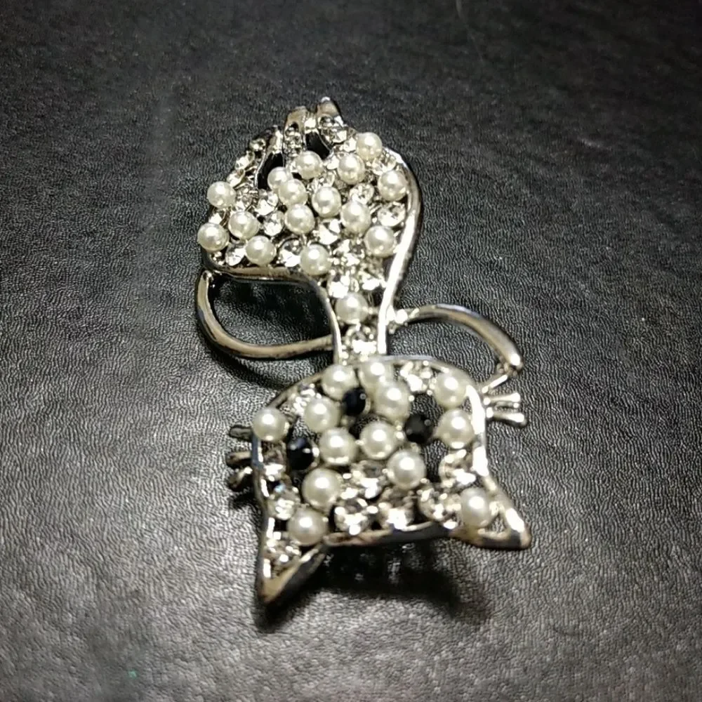 Silver tone faux pearl kitty cat pin brooch
